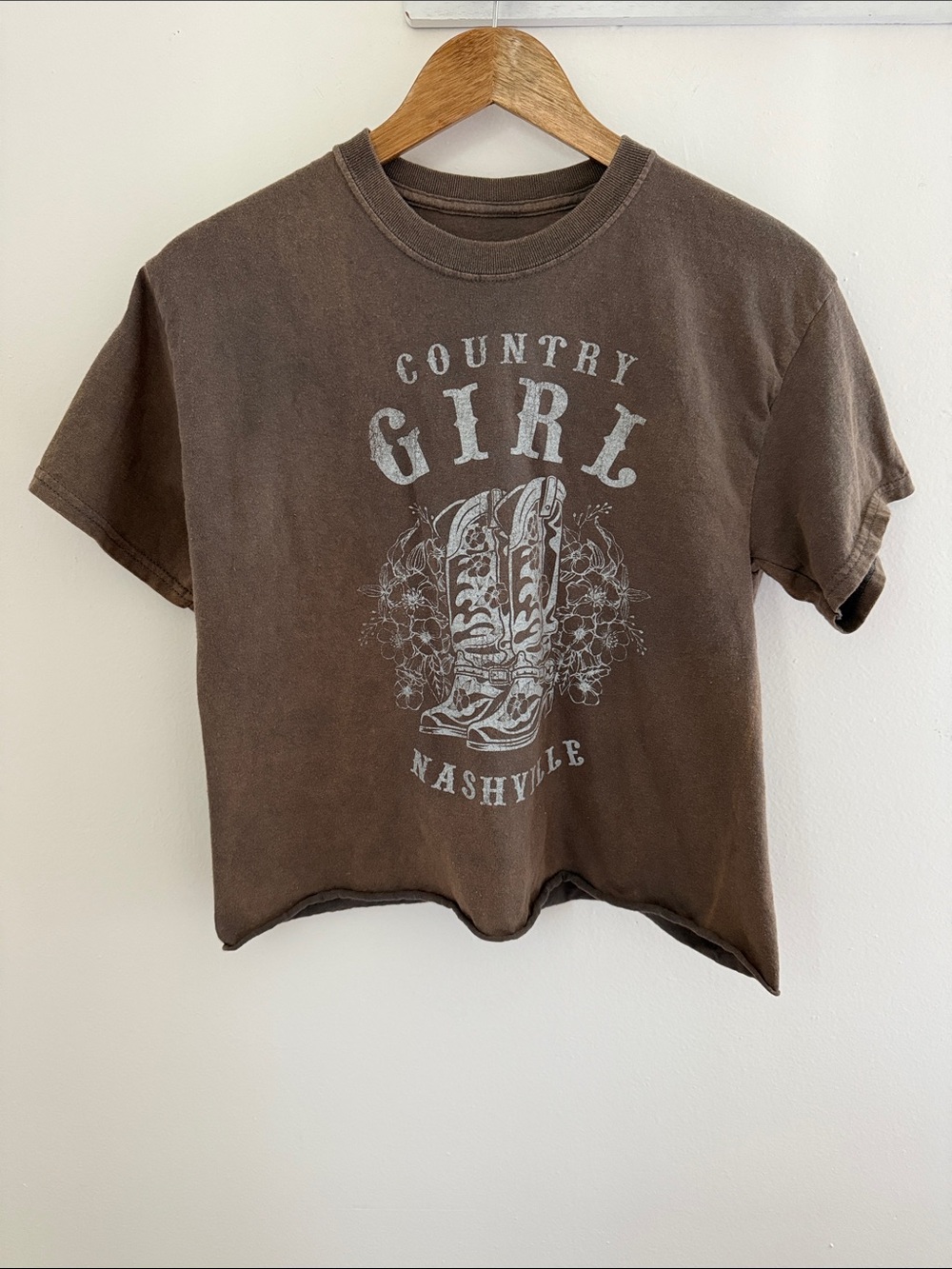 Graphic Tee | Country Girl Nashville TN | brown crop top- size small raw edge